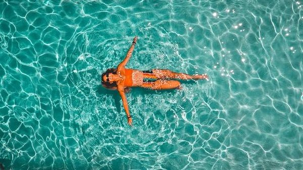 Les plaisirs aquatiques des Alpes : Guide des meilleures piscines extérieures en Savoie